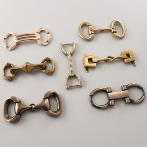 Hebillas <span class=keywords><strong>de</strong></span> Metal <span class=keywords><strong>de</strong></span> Aleación <span class=keywords><strong>de</strong></span> Zinc Chapadas en Oro con Diseño <span class=keywords><strong>de</strong></span> Herradura y Logo Personalizado, Venta al por Mayor <span class=keywords><strong>de</strong></span> Fábrica OEM, Herrajes para Mocasines, Bolsos y Sandalias - Product Image 1