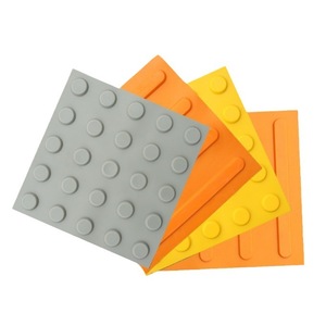 Tableros de Pavimentación Táctil de PVC Ronda 25x25cm 30x30cm 40x40cm para Caminos Peatonales Exteriores y Seguridad de Plataformas - Product Image 1