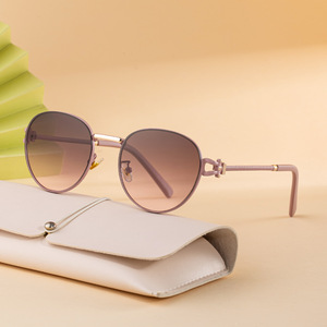 Nouvelles lunettes de soleil ovales pour femmes, monture en métal noir, protection UV400, verres en PC, lunettes de soleil tendance, classe 2, origine Taizhou - Product Image 4