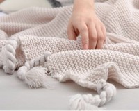 Couverture en tricot doux 100% acrylique 650g avec pompons, style crochet, pour printemps et automne – Couverture décorative pour la maison à prix réduit