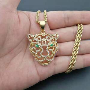 Contoh Gratis Liontin Baja Tahan Karat Perhiasan Lapis Emas Hewan Kepala Singa Berongga Mata Hijau Gaya Punk - Product Image 3