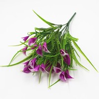 YL Künstlicher Plastikblumentopf Dekorative Anordnung Zaun-Accessoire 7-Zweige Wasserpflanze Callalilie Hochzeit Erntedankfest
