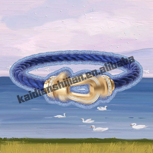 Bracelet tressé unisexe tendance PT900 avec breloque, cordon rouge, zirconiums et boucle fer à cheval plaquée or – Bijou d'anniversaire - Product Image 3