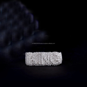 แหวนฮิปฮอปผู้ชาย ประดับเพชรโมอิสซาไนต์ ตัวอักษรเริ่มต้นแบบไอซ์ด ตัวอักษรคิง แร็ปเปอร์ส สเตทเมนท์ แหวนสั่งทำพิเศษ ชื่อ/หมายเลข/โลโก้ แหวนสเตอร์ลิง สำหรับวันครบรอบ - Product Image 1