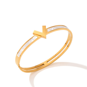 Bracciale in Acciaio Inossidabile con Lettera V, Tono Dorato, Gioielli alla Moda - Product Image 1