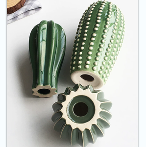Vase décoratif en céramique émaillée verte en forme de cactus, ornement de table pour la maison, décoration de salon, bureau, artisanat - Product Image 2