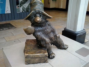 Nouveauté 2024, statue d'animal en métal décorée pour le jardin, sculpture d'ours <span class=keywords><strong>Paddington</strong></span> assis en bronze - Product Image 3