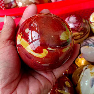 หินมูไคต์ทรงกลมสีแดงเหลืองธรรมชาติหลากสี ขายส่ง สำหรับตกแต่งบ้าน หินควอตซ์บำบัดพลังงาน - Product Image 4