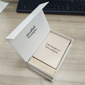 Impression de jeux de cartes d'affirmation de luxe personnalisés avec bordure dorée, cartes d'affirmation avec support en bois dans une boîte magnétique - Product Image 3