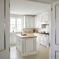 Meuble de cuisine transitoire sur mesure avec tiroirs à fermeture amortie et cuisinière à gaz encastrée