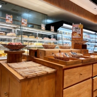 Étagère de présentation LED personnalisée pour supermarché commercial, boulangerie, gâteaux, pain, aliments, boissons, bouteilles de vin