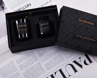 Deux Coffrets Cadeaux Assortis de Parfums d'Ambiance : Ensemble en Verre Noir Mat et Ensemble en Verre Blanc Dépoli. Chaque Kit Comprend une Bougie Parfumée à la Soja et un Diffuseur à Bâtonnets.