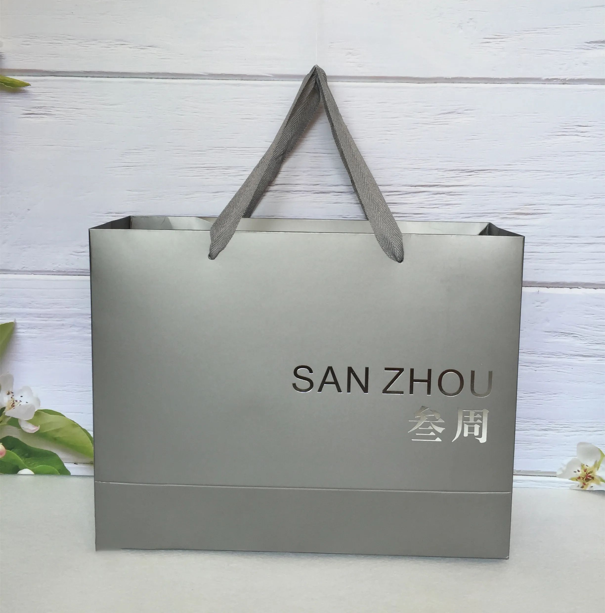 Bolsa de papel con logotipo personalizado para mujer, con asas bolsa de compras, de papel de lujo, impresa para ropa, venta al por mayor