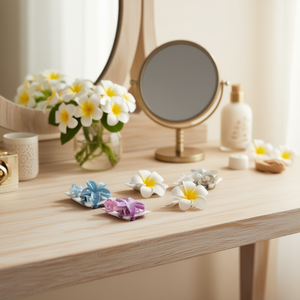 Set di Tre Mollette per Capelli Angelina Frangipani 10 Cm, Accessori Floreali di Alta Qualità in Plastica per Uso Quotidiano Femminile - Product Image 3