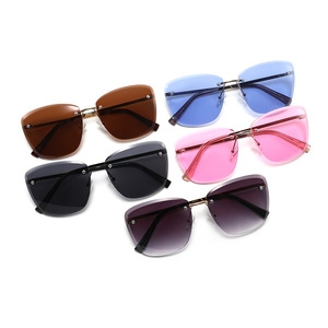 Gafas de Sol Unisex sin Marco, Lentes de PC con Protección UV400, Bisagras de Metal Negro, Almohadillas Nasales Ajustables, Ligeras, para Viajes, Moda y Conducción - Product Image 2