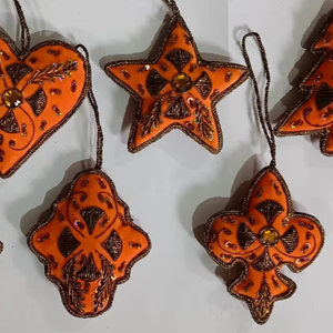 ชุดเครื่องประดับตกแต่งต้นคริสต์มาสทำมือสีส้มลายปักซาร์โดซี งานปักดิ้นทองแบบอินเดีย งานฝีมือทำมือจากกำมะหยี่ ประดับด้วยลูกปัด - Product Image 1