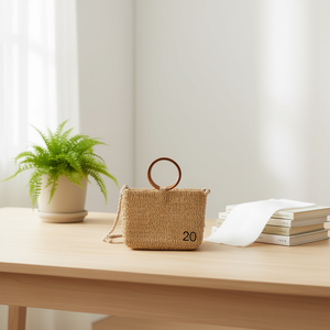 Piccola Borsa Quadrata in Rattan 30x20cm con Manico in Legno per Asciugamani di Carta - Product Image 2