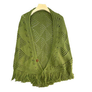 Chal Triangular <span class=keywords><strong>de</strong></span> <span class=keywords><strong>Ganchillo</strong></span> Hecho a Mano con Flecos, Diseño Calado Estilo Vintage, Bufanda Versátil, Moderna y Cálida - Product Image 5