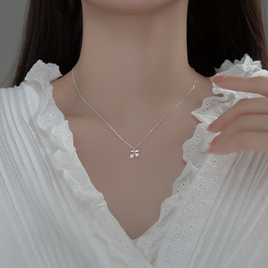 Collier pour femme en argent S925 D9346, style court, élégant, tempérament, perle d'eau douce, lumière intense, design élégant en forme de goutte d'eau - Product Image 3