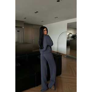 Ensemble de survêtement décontracté gris fumé confortable à col en V, respirant, avec capuche, pour l'automne et l'hiver, idéal pour le jogging, avec logo imprimé - Product Image 1