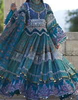 Robe afghane Kuchi longue bleue et blanche, faite à la main, avec broderies multicolores et travail de miroirs.