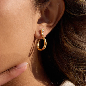 Pendientes Huggie en Forma de U, Chapados en Oro de 18K, Acero Inoxidable, Engaste de Bisel con Diamantes de Imitación, Joyería para Uso Diario - Product Image 3
