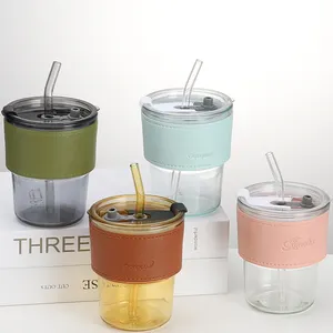 फैक्टरी मूल्य 15 औंस स्पष्ट ग्लास कप ढक्कन और पुआल के साथ मोटी दीवारों वाला ग्लास मग चमड़े के कवर कॉफी मग के साथ आइस्ड कॉफी मग
