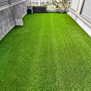 Gazon artificiel pour extérieur, pelouse de jardin, gazon synthétique vert en polyéthylène, installation facile, durable, style moderne - Product Image 1
