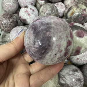 Bola de cristal de roca de piedra curativa pulida Natural al por mayor flor de ciruelo esfera de cristal de turmalina Rosa fengshui para Decoración - Product Image 4