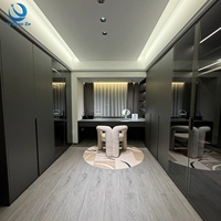 Conception de dressing moderne et luxueux sur mesure avec planification de rangement zoné pour projets de villas et de chambres