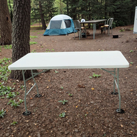 Table pliante extérieure blanche de 6 pieds 180cm Table de camping portable au design moderne avec la norme EN581 pour les entrées des hôpitaux d'hôtels