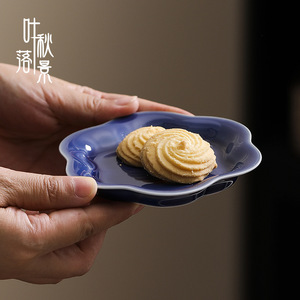 Plato pequeño de cerámica estilo chino con forma de flor para aperitivos y pasteles, exhibición para bodas, hecho en Dehua. - Product Image 2