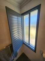 Volets en PVC à tige d'inclinaison facile gris foncé Décoration de volet en bois de plantation pleine hauteur pour l'intérieur de la maison