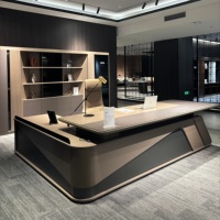 Bureau de direction moderne de luxe en forme de L avec éclairage LED, table de bureau intelligente pour PDG avec prises intégrées