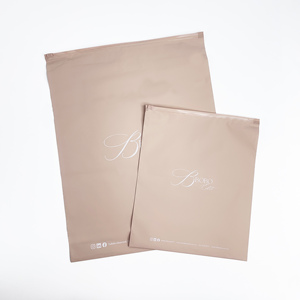 Sacs à fermeture éclair taupe double face personnalisés avec impression de logo blanc - Sacs d'emballage en polyéthylène de marque pour vêtements et vêtements - Product Image 5