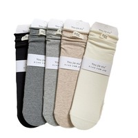 Chaussettes grises pour femmes avec étiquettes en tissu, chaussettes d'automne de style scolaire, chaussettes en coton tendance