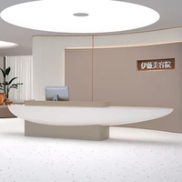 Bureau de réception extensible en surface solide blanche de luxe |   Comptoir d'accueil moderne pour hôtel, bureau, salon de beauté et centre commercial