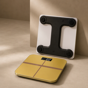 Balance connectée numérique dorée en verre trempé avec écran LED dissimulé pour salle de bain de luxe et bien-être personnel - Product Image 4