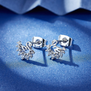 Orecchini alla moda in stile lusso con orecchini a forma di cigno - Product Image 5