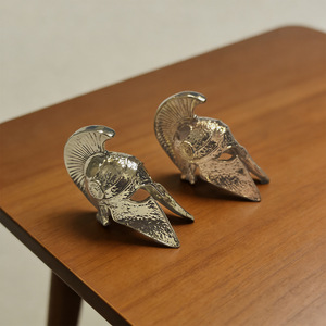 Colgante Espartano con Diseño de Espada de Cobre, Amuleto Unisex para Uso Diario, Joyería Hecha a Mano, Origen Zhejiang - Product Image 1