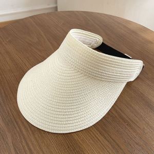 Chapeau d'été personnalisé à large bord pour les réunions de famille - Product Image 1