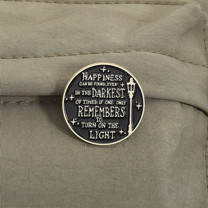 Citation positive épingles en émail le <span class=keywords><strong>bonheur</strong></span> peut être trouvé dans l'obscurité broches sac à dos vêtements revers Badge bijoux cadeau pour les amis - Product Image 3