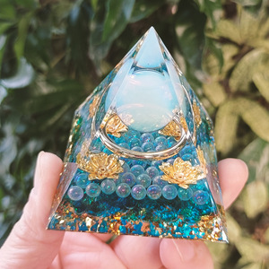 Pyramide en résine époxy avec galets de cristal, ornement de bureau, décoration d'aquarium, verre bleu avec lumières, cadeau - Product Image 3