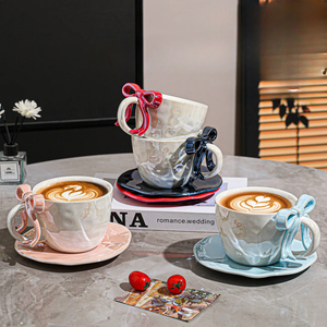 Nuovo Set Tazza e Piattino da Caffè in Ceramica con Fiocco 3D Color Perla, Design Unico, Idea Regalo per Feste e Caffetterie - Product Image 4