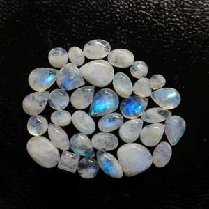Cabujón de Piedra Lunar Arcoíris de Formas Mixtas 149 Ct, Gema Suelta, Fabricante y Exportador Mayorista OEM de la India - Product Image 1