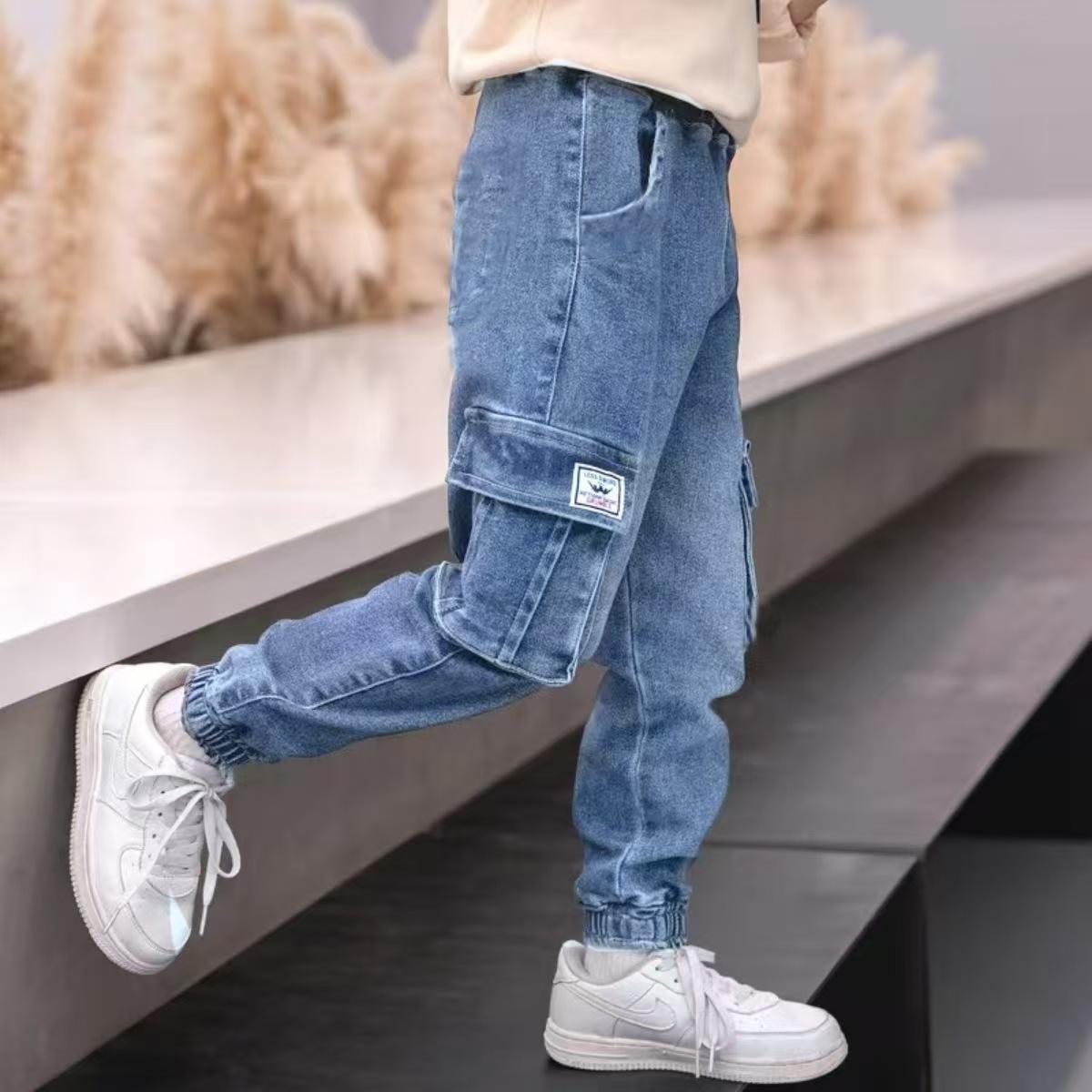 Pantalon cargo en jean avec liens de serrage aux chevilles.