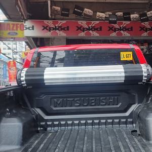 Accessoires de ramassage à opération rapide : Couverture rigide enroulable pour benne de pick-up, compatible avec Mazda BT-50 - Product Image 3