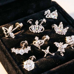 Vente en gros de clous de labret à dos plat en Titane G23 ASTM F136, pour cartilage, avec Zircone cubique argentée motif Cygne, Hypoallergéniques et Sans nickel - Product Image 4