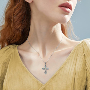 Collana con ciondolo a croce testurizzato per donna, gioielli alla moda in stile vintage, da indossare tutti i giorni - Product Image 5