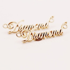 ป้ายโลหะติดเสื้อผ้าแบบกำหนดเองสำหรับฮิญาบ พร้อมโลโก้โลหะตามสั่ง - Product Image 4